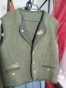 Kamizelka wełniana z ozdobnymi guzikami i haftem 