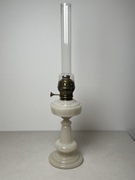 Lampa naftowa w mlecznym kolorze