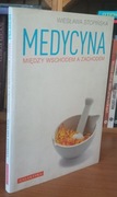 Medycyna między Wschodem a Zachodem Wiesława Stopińska