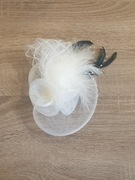 Biały fascynatr z kwiatami i piórem toczek