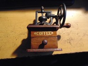 Mały młynek retro do kawy z XX wieku