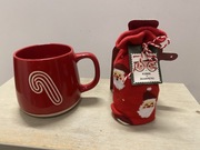 Kubek świąteczny ze skarpetkami, Santa's Factory, czerwony