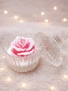 świeca zapachowa RÓŻA – aromat czekolady | ręcznie wykonana