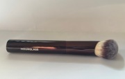 HOURGLASS Ambient Soft Glow Foundation Brush - Pędzel do podkładu