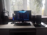 komputer stacjonarny,,,monitor,,klawiatura myszke,lampka biurkowa i biurko