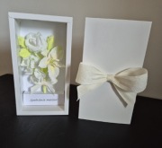 Pudełko prezentowe z mini bukiecikiem kwiatów hand made. 