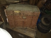 Stary podróżny, okuty, drewniany kufer 