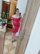 Różowa obcisła sukienka z połyskiem 