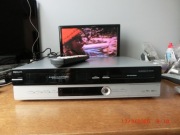 Nagrywarka DVD/VHS Philips z pilotem zaprogramowanym.