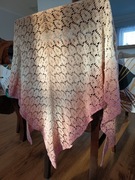 Duża chusta zrobiona na szydelku