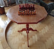 Stolik z szachownicą i szachami