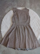 Wzorzysta sukienka fajnie się układa ukrywa brzuszek