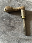 Stara klamka bez szyldów.