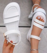 Sandałki na platformie z dekoracyjną klamrą