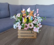 Dekoracja wielkanocna z zajączkami. Stroik na Wielkanoc. Ozdoba 