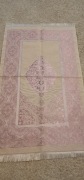 Turecki dywanik modlitewny. Piekny kolor - róż, biel. Nowy Islam