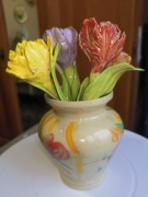 Wazon ceramiczny z bukietem 5 tulipanów, ręcznie robiony, 10x20cm.