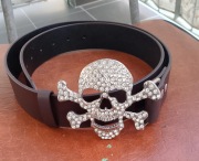 pasek z klamrą w kształcie czaszki