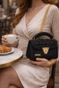 Elegancka torebka damska czarna kuferek na ramię złote dodatki