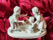 Figurka porcelanowa sygnowana Goebel bawiące sie dzieci