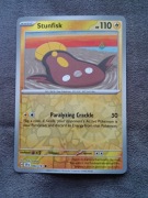 REVERSE HOLO Stunfisk 064/191 Karta POKEMON TCG S&V Surging Sparks
