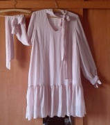 Krótka luźna sukienka z szarfą, paskiem i falbaną, delikatny róż, M