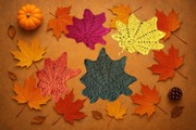 Jesienne szydełkowe podkładki w kształcie liścia klonu 