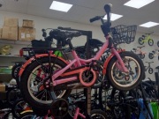 Różowy rowerek z koszykiem i bagażnikiem dla dzieci 