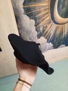 Klasyczny czarny beret w francuskim stylu