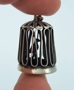 Zawieszka do łańcuszka - klatka z ptakiem - Orno