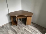 Biurko narożne z wysuwaną półką na klawiaturę