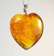 Serduszko z bursztynu średniej wielkości