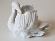 "Gerold Porzellan", biały łabędź z naczyniem, sygnowana: „4899 II”