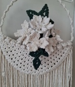 Koszyczek wiszący wykonany techniką makramy