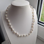 Elegancki srebrny naszyjnik z perłami pr 925