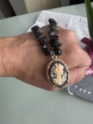 Naszyjnik kamienie onyks czarne z damą Kamea 