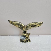 Orzeł. Mała figurka z żywicy ze szklaną kulą