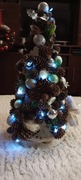 Choinka świąteczna LED stroik-dekoracja z szyszek 