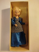 Lalka porcelanowa 18 cm. + gazetka