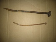 Stare gwoździe , długości 31,5 i 22 cm.