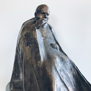 Papież Jan Paweł II rzeźba kameralna autor Cz. Dźwigaj