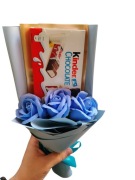 Bukiet z kwiatami mydlanymi i czekoladkami Kinder 