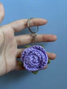 Breloczek, szydełkowana róża. Fioletowy