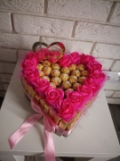 Zestaw słodyczy Kosz prezentowy Prezent na Dzień Mamy Torcik Merci Róże 