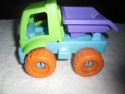 zabawka plastikowa autko-wywrotka wiek od 2 lat długość18cm wys13cm,szer14