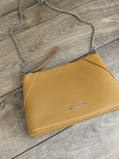 Damska torebka na ramię Bershka.