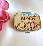 Metalowe pudełko organizer na leki. Hawaje.