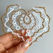 Serwetka frywolitka serduszko bialo-zlote 11cm