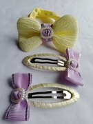 Zestaw do włosów: 1 gumka z kokardką, 2 spinki z kokardkami. Kolor: Żółty