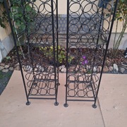 Stojaki metalowe na butelki 